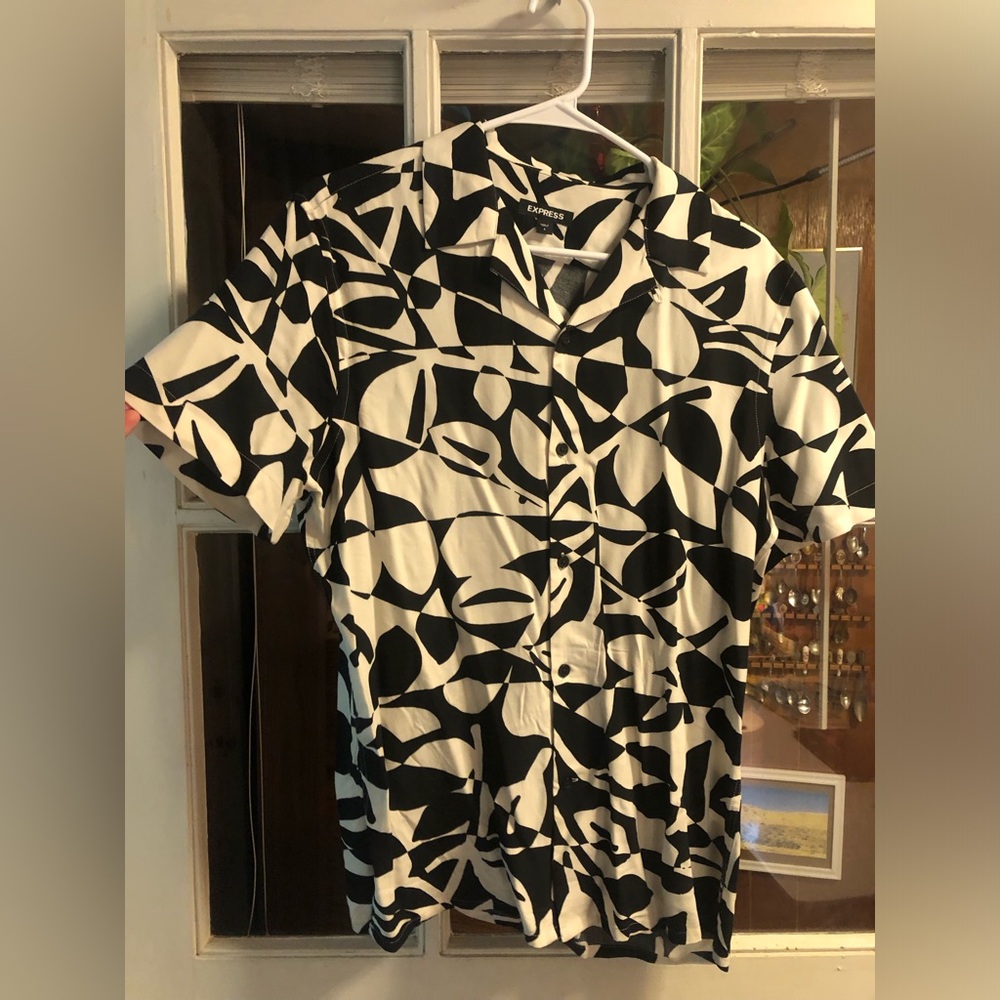 Express black and white floral design Men’s Small short sleeve shirt